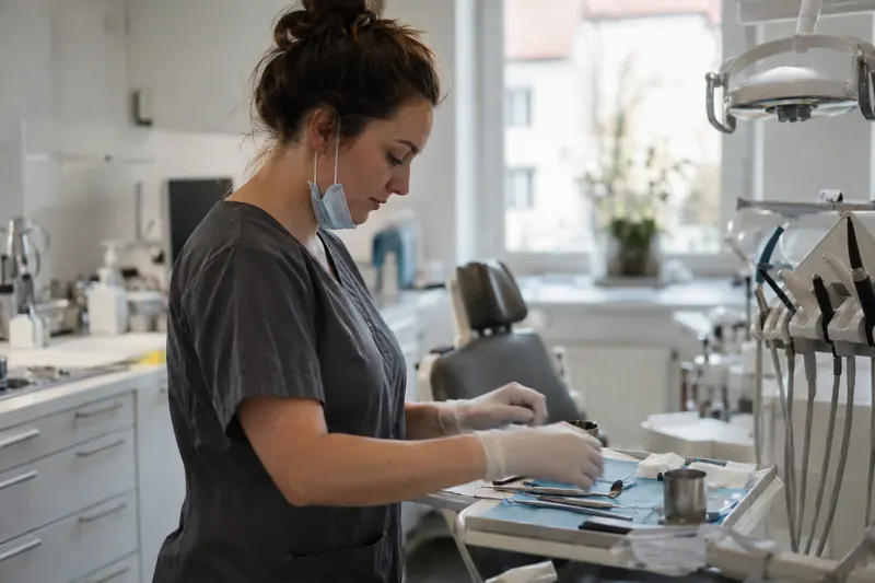 Eine Zahnmedizinische Fachangestellte bereitet Instrumente vor